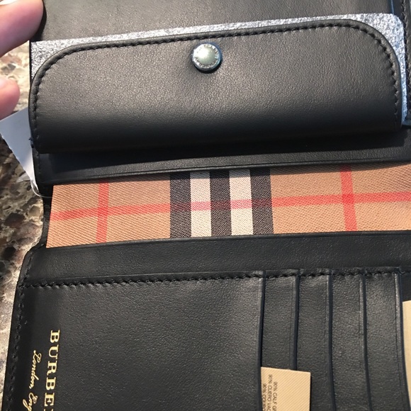 “SOLD “. NWT Burberry 2018 Vintage Check Wallet - Picture 6 of 8
